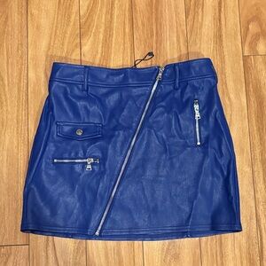 Express faux-leather skirt w/zipper details. Sz 4 & is machine-washable. Lined!
